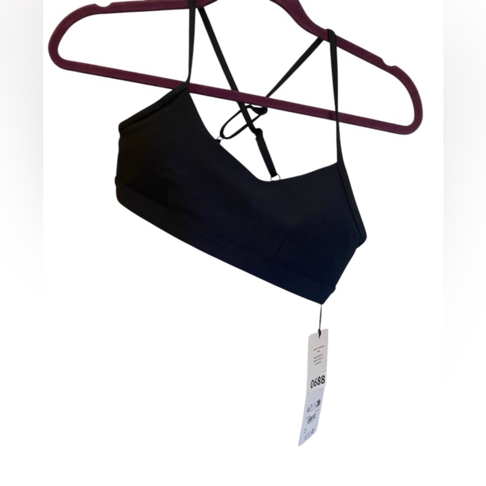 21. NWT Alo Yoga airlift intrigue bra Size S